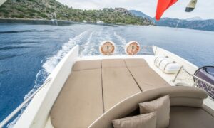 Azimut 55 -Sunbathing Area