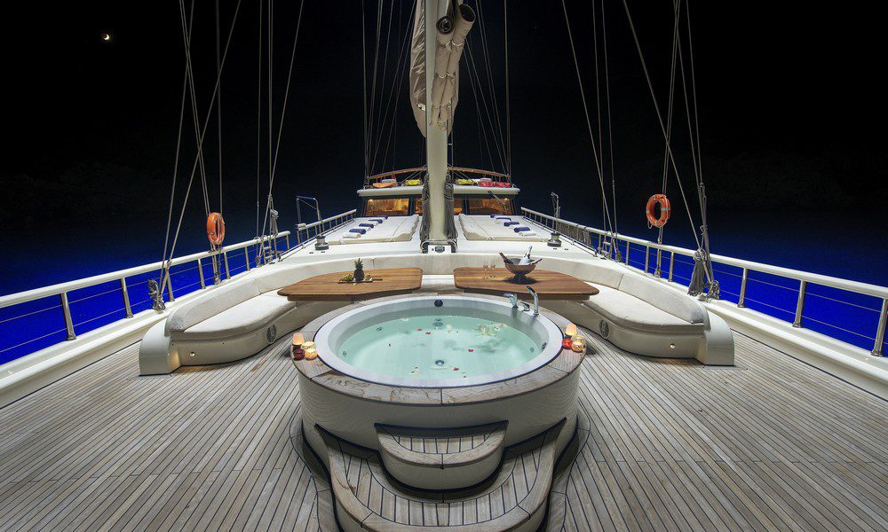 Super Yacht Queen Of Salmakis With Jacuzzi - Luna Yachting