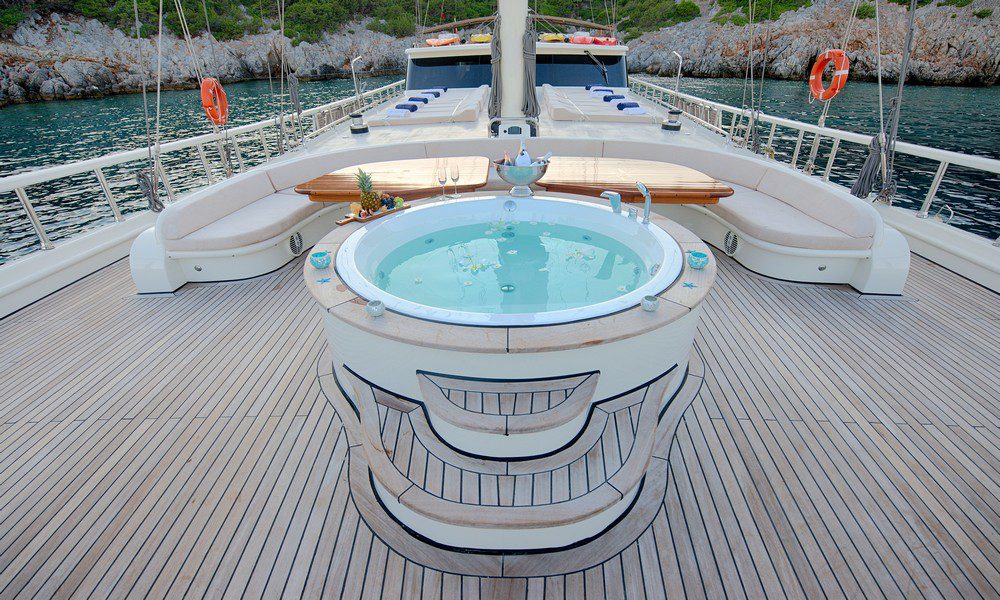 Super Yacht Queen of Salmakis with Jacuzzi