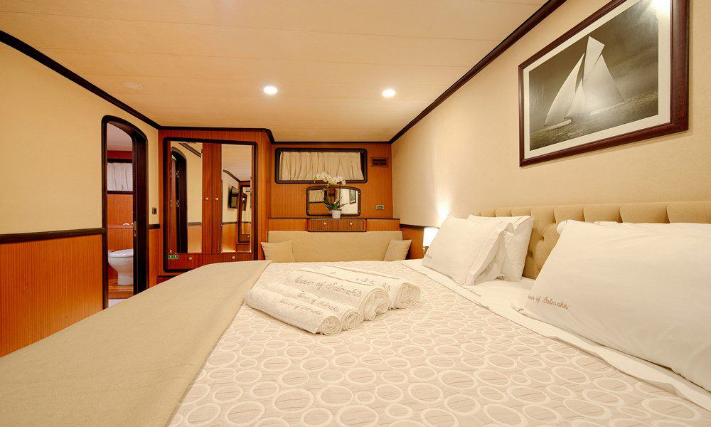 Super Yacht Queen Of Salmakis Guest Cabin - Luna Yachting