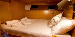 Trawler Troy Explorer guest cabin