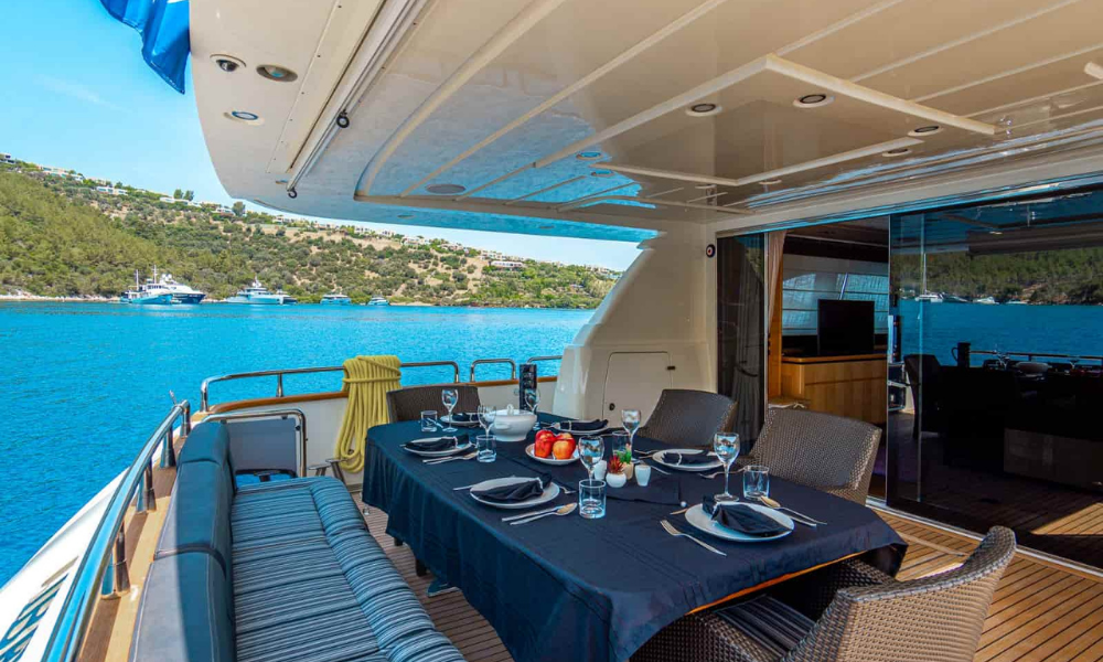 motor yacht canados 86 exterior living space