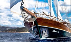 Gulet Bedia Sultan cruising the turquoise waters of Bodrum