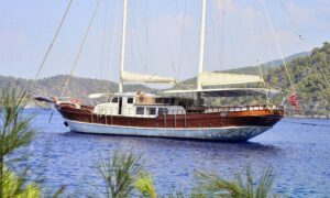 Side view of Gulet Berrak Su sailing on the serene waters, perfect for a luxury gulet vacation