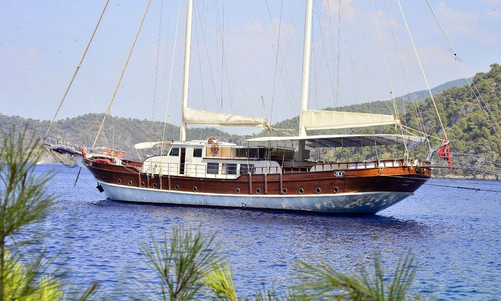 Side view of Gulet Berrak Su sailing on the serene waters, perfect for a luxury gulet vacation