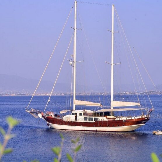 Side view of Gulet Berrak Su sailing on the serene waters, perfect for a luxury gulet vacation