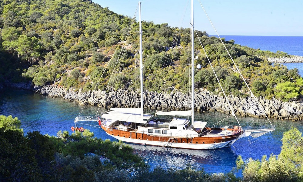 Side view of Gulet Berrak Su sailing on the serene waters, perfect for a luxury gulet vacation