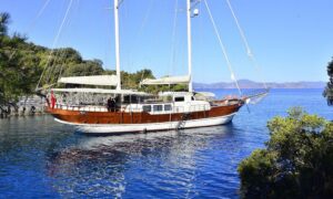 Side view of Gulet Berrak Su sailing on the serene waters, perfect for a luxury gulet vacation