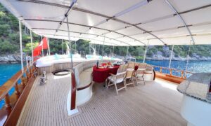 Outdoor dining area on Gulet Berrak Su's deck, offering a scenic dining experience for a luxury gulet vacation