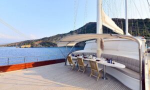 Outdoor dining area on Gulet Berrak Su's deck, offering a scenic dining experience for a luxury gulet vacation