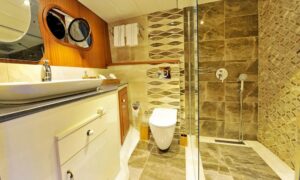 Modern and well-appointed bathroom and toilet in the cabins of Gulet Berrak Su, ensuring convenience on a luxury gulet vacation