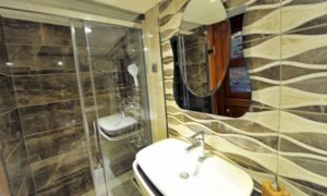 Modern and well-appointed bathroom and toilet in the cabins of Gulet Berrak Su, ensuring convenience on a luxury gulet vacation