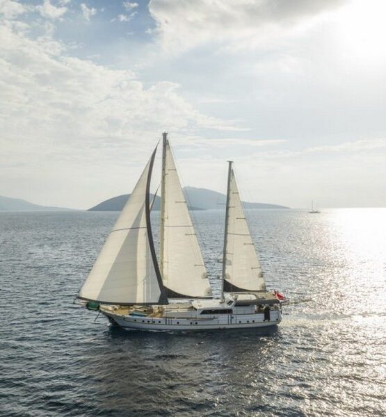 Zumrudu Anka sailing with open sails on a Bodrum group charter